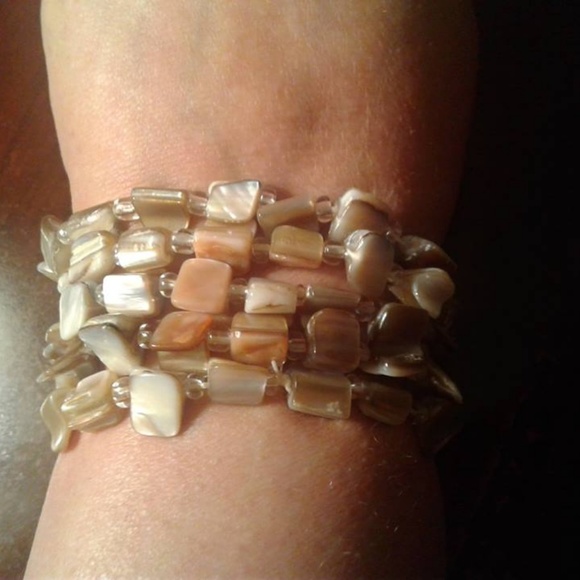 ★★5-for $25 Sale★★ 5 Genuine Pearl-Shell Bracelets - Picture 1 of 3